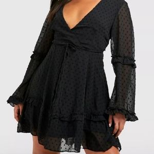 Boohoo NWOT Bell Sleeve Dress Plus Size US 20/ UK 24 Lined dress/sheer sleeves